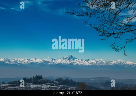 La chaîne de montagne monviso des Langhe piémontais près d'Alba. Couverte par la neige d'hiver de janvier 2022 Banque D'Images