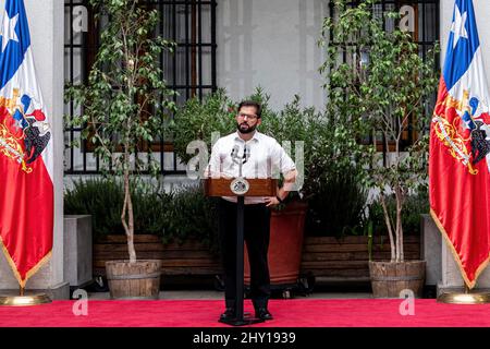 Le Président chilien Gabriel Boric parle lors d'une conférence de presse avec la presse internationale au Palais présidentiel de la Moneda à Santiago. L'ancien chef étudiant de gauche a prêté serment en tant que nouveau président du Chili le vendredi 11th mars. (Photo de Lucas Aguayo Araos/SOPA Images/Sipa USA) crédit: SIPA USA/Alay Live News Banque D'Images