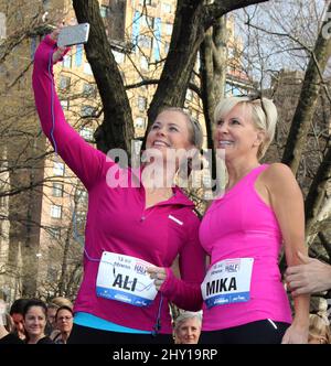 Alison Sweeney et Mika Brzezinski lors du demi-marathon féminin 10th annuel More Magazine/Fitness Magazine - tenu à Central Park le 14 avril 2013. Banque D'Images