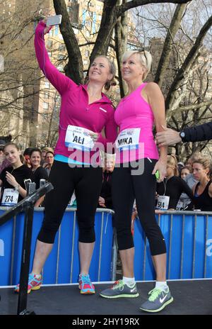 Alison Sweeney et Mika Brzezinski lors du demi-marathon féminin 10th annuel More Magazine/Fitness Magazine - tenu à Central Park le 14 avril 2013. Banque D'Images