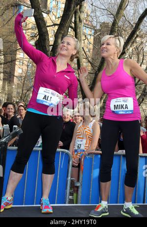 Alison Sweeney et Mika Brzezinski lors du demi-marathon féminin 10th annuel More Magazine/Fitness Magazine - tenu à Central Park le 14 avril 2013. Banque D'Images