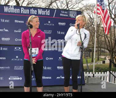 Alison Sweeney et Mika Brzezinski lors du demi-marathon féminin 10th annuel More Magazine/Fitness Magazine - tenu à Central Park le 14 avril 2013. Banque D'Images