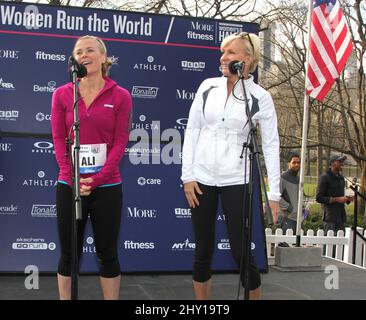 Alison Sweeney et Mika Brzezinski lors du demi-marathon féminin 10th annuel More Magazine/Fitness Magazine - tenu à Central Park le 14 avril 2013. Banque D'Images