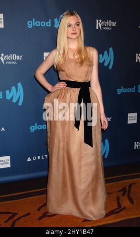 Elle Fanning arrive aux GLAAD Media Awards 24th qui se tiennent au JW Marriott Los Angeles à L.A. EN DIRECT. Banque D'Images