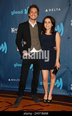 Johnny Simmons et Mae Whitman arrivent en 24th aux GLAAD Media Awards annuels qui se tiennent au JW Marriott Los Angeles à L.A. EN DIRECT. Banque D'Images