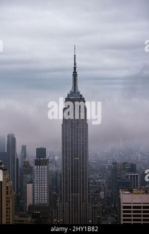 Gratte-ciels modernes et célèbres à plusieurs étages situés dans la rue du centre-ville de New York, dans un ciel nuageux par temps brumeux Banque D'Images