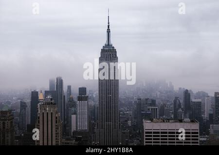 Gratte-ciels modernes et célèbres à plusieurs étages situés dans la rue du centre-ville de New York, dans un ciel nuageux par temps brumeux Banque D'Images