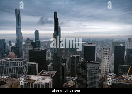 Bâtiments contemporains de haute élévation situés dans le centre-ville dense de la ville moderne de New York contre le ciel bleu ciel nuageux par jour ensoleillé Banque D'Images