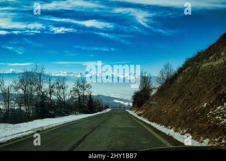 La chaîne de montagne monviso des Langhe piémontais près d'Alba. Couverte par la neige d'hiver de janvier 2022 Banque D'Images