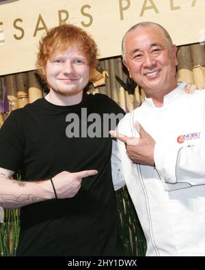 Ed Sheeran, Nobu Matsuhisa, assistant à l'ouverture officielle de l'hôtel Nobu au Caesar's Palace de Las Vegas, Nevada. Banque D'Images