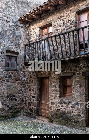 Extérieur de l'ancien bâtiment résidentiel avec des murs et des fenêtres en pierre de brousse et un balcon situé au-dessus de la porte en Espagne Banque D'Images