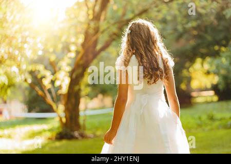 Jeune femme indépendante concentrée dans des vêtements décontractés assis sur une chaise et l'utilisation d'un ordinateur portable tout en travaillant sur un projet dans un cadre moderne et lumineux appartement Banque D'Images