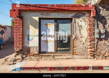 Mulegé, Baja California sur, Mexique. 14 novembre 2021. Un vieux bâtiment en briques abîmé. Banque D'Images