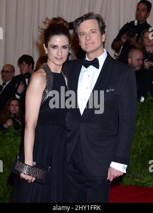 Colin Firth et Livia Firth assistent au MET Gala 2013: 'PUNK: Chaos to Couture' tenu au Metropolitan Museum of Art de New York, Etats-Unis. Banque D'Images