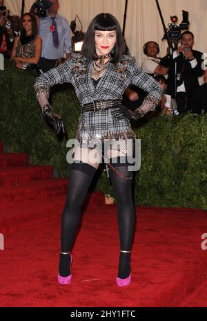 Madonna assistant au GALA MET 2013: 'PUNK: Chaos to Couture' tenu au Metropolitan Museum of Art de New York, Etats-Unis. Banque D'Images