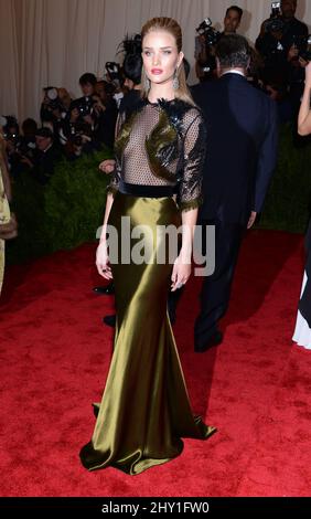 Rosie Huntington-Whiteley participant au GALA MET 2013: 'PUNK: Chaos to Couture' tenu au Metropolitan Museum of Art de New York, Etats-Unis. Banque D'Images