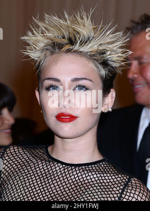 Miley Cyrus participant au GALA MET 2013: 'PUNK: Chaos to Couture' tenu au Metropolitan Museum of Art de New York, Etats-Unis. Banque D'Images