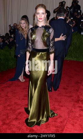 Rosie Huntington-Whiteley participant au GALA MET 2013: 'PUNK: Chaos to Couture' tenu au Metropolitan Museum of Art de New York, Etats-Unis. Banque D'Images