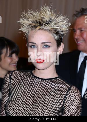 Miley Cyrus participant au GALA MET 2013: 'PUNK: Chaos to Couture' tenu au Metropolitan Museum of Art de New York, Etats-Unis. Banque D'Images