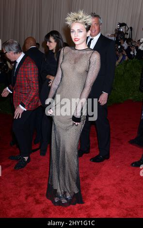 Miley Cyrus participant au GALA MET 2013: 'PUNK: Chaos to Couture' tenu au Metropolitan Museum of Art de New York, Etats-Unis. Banque D'Images