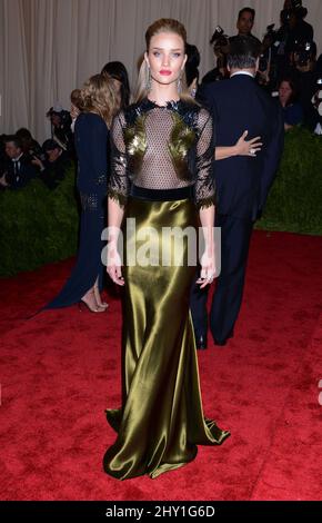 Rosie Huntington-Whiteley participant au GALA MET 2013: 'PUNK: Chaos to Couture' tenu au Metropolitan Museum of Art de New York, Etats-Unis. Banque D'Images