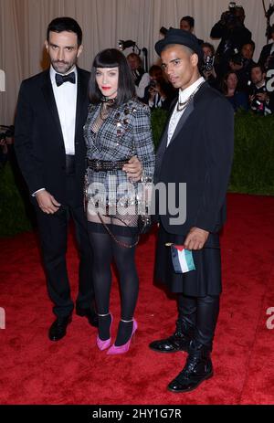 Riccardo Tisci, Madonna et Brahim Zaibat participant au MET Gala 2013: 'PUNK: Chaos to Couture' tenu au Metropolitan Museum of Art de New York, Etats-Unis. Banque D'Images