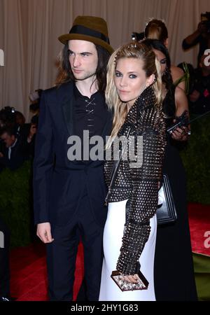 Sienna Miller et Tom Sturridge participant au MET Gala 2013: 'PUNK: Chaos to Couture' tenu au Metropolitan Museum of Art de New York, Etats-Unis. Banque D'Images