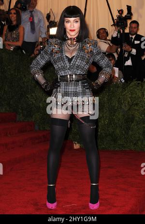 Madonna assistant au GALA MET 2013: 'PUNK: Chaos to Couture' tenu au Metropolitan Museum of Art de New York, Etats-Unis. Banque D'Images