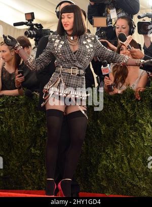 Madonna arrivant au Gala des avantages du Costume Institute au Metropolitan Museum of Art de New York, célébrant l'ouverture de PUNK chaos à la Couture. Banque D'Images