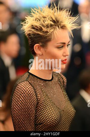 Miley Cyrus arrivant au Gala des avantages du Costume Institute au Metropolitan Museum of Art de New York, célébrant l'ouverture de PUNK chaos à la Couture. Banque D'Images