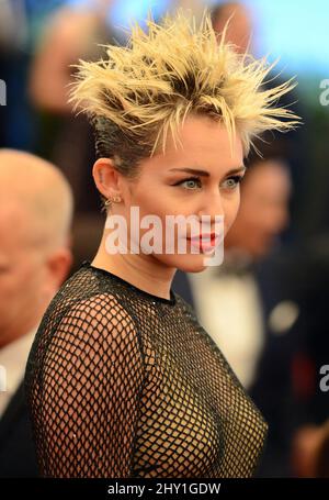 Miley Cyrus arrivant au Gala des avantages du Costume Institute au Metropolitan Museum of Art de New York, célébrant l'ouverture de PUNK chaos à la Couture. Banque D'Images