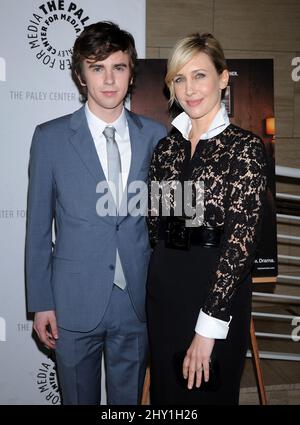 Freddie Highmore et Vera Farmiga assister au Bates Motel: La réimagerie d'une icône de cinéma présentée par le Paley Center for Media tenu au Paley Center for Media à Los Angeles, Etats-Unis. Banque D'Images