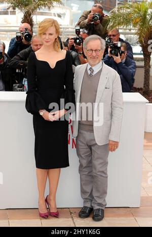 Nicole Kidman et Steven Spielberg arrivent pour la séance photo du jury lors du Festival de Cannes, Palais de Festival, Cannes, 66th. Banque D'Images