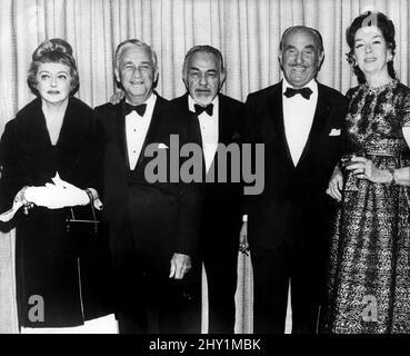 Bette Davis, Mervyn LeRoy, Edward G. Robinson, Jack L. Warner, Rosalind Russell, vers 1965. Référence du dossier no 34145-722THA Banque D'Images