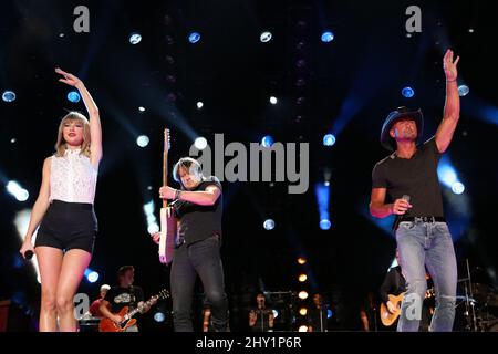 Taylor Swift, Tim McGraw et Keith Urban se sont produits au CMA Music Festival 2013 au LP Field le jeudi 6 juin 2013 à Nashville, Tennessee. Banque D'Images