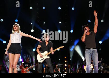 Taylor Swift, Tim McGraw et Keith Urban se sont produits au CMA Music Festival 2013 au LP Field le jeudi 6 juin 2013 à Nashville, Tennessee. Banque D'Images