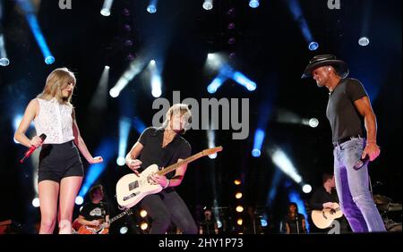 Taylor Swift, Tim McGraw et Keith Urban se sont produits au CMA Music Festival 2013 au LP Field le jeudi 6 juin 2013 à Nashville, Tennessee. Banque D'Images