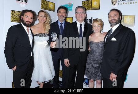 Johnny Galecki, Kaley Cuoco, Chuck Lorre, Bill Prady, Melissa Rauch et Steven Molaro à la salle de presse des Prix de télévision 3rd de Citics Choice à Beverly Hills, en Californie. Banque D'Images