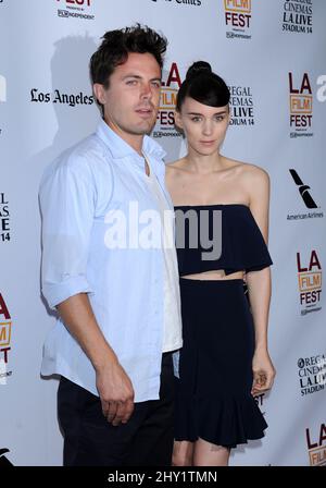 Casey Affleck et Rooney Mara assistent à une projection de 'ain't them Bodiess' lors du Festival du film de Los Angeles 2013 qui s'est tenu à Regal Cinemas L.A. En direct Banque D'Images