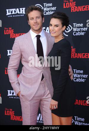 Armie Hammer & Elizabeth Chambers participant à la première mondiale « The Lone Ranger » à California Adventure à Los Angeles, États-Unis. Banque D'Images