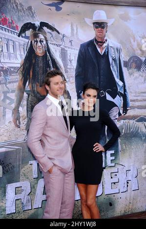 Armie Hammer & Elizabeth Chambers participant à la première mondiale « The Lone Ranger » à California Adventure à Los Angeles, États-Unis. Banque D'Images