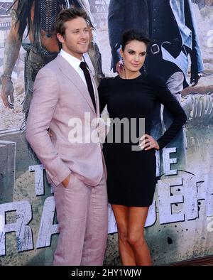 Armie Hammer & Elizabeth Chambers participant à la première mondiale « The Lone Ranger » à California Adventure à Los Angeles, États-Unis. Banque D'Images