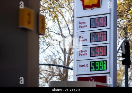 Sacramento, États-Unis. 14th mars 2022. Prix élevés dans une station-service Shell à Sacramento, en Californie, le lundi 14 mars 2022. (Photo de Rahul Lal/Sipa USA) crédit: SIPA USA/Alay Live News Banque D'Images