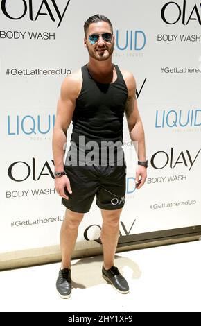 Danse avec les Starss' Val Chmerkovskiy et Maks Chmerkovskiy lors d'un événement promotionnel pour Oil of Olay au Aria Resort & Casino de Las Vegas. La photo est Val Chmerkovskiy Banque D'Images