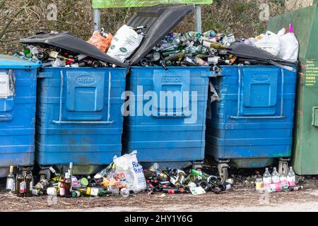 Bacs de recyclage en verre débordant avec beaucoup de bouteilles dans le centre de recyclage, au Royaume-Uni Banque D'Images