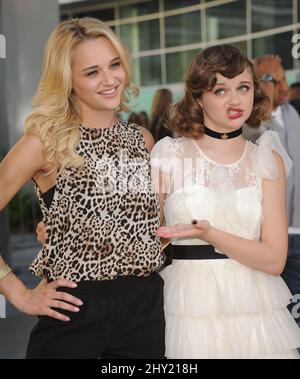 Joey King & Hunter King arrive à la première « The Conjurant » à Los Angeles Banque D'Images