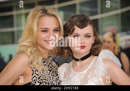 Joey King & Hunter King arrive à la première « The Conjurant » à Los Angeles Banque D'Images