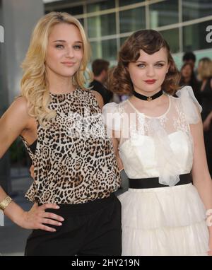 Joey King & Hunter King arrive à la première « The Conjurant » à Los Angeles Banque D'Images