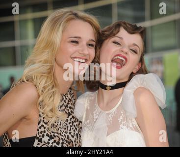 Joey King & Hunter King arrive à la première « The Conjurant » à Los Angeles Banque D'Images