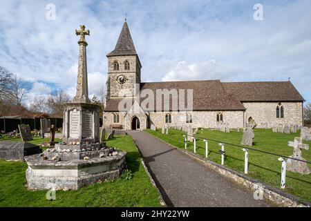 L'église St Mary, un bâtiment classé de grade II* dans le village d'Overton, Hampshire, Angleterre, Royaume-Uni, avec le mémorial de guerre Banque D'Images